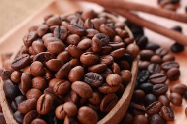 Taze kavrulmuş kahve çekirdeği.