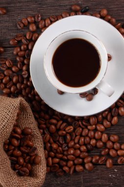 Taze kavrulmuş kahve çekirdeği.