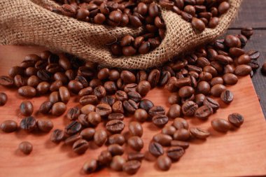 Taze kavrulmuş kahve çekirdeği.