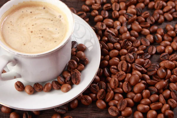 Tazza di caffè a base di chicchi di caffè tostati freschi — Foto Stock