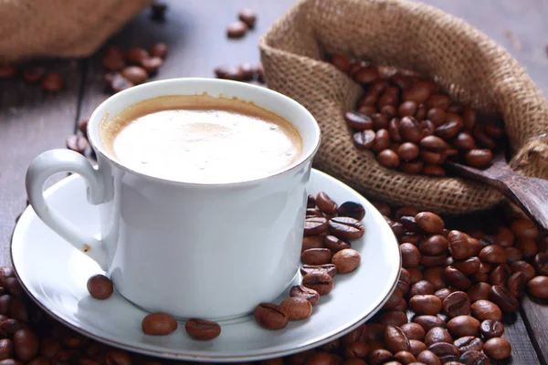 Tazza di caffè a base di chicchi di caffè tostati freschi — Foto Stock