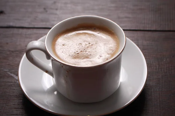 Чашка кофе из свежих жареных кофейных зерен — стоковое фото