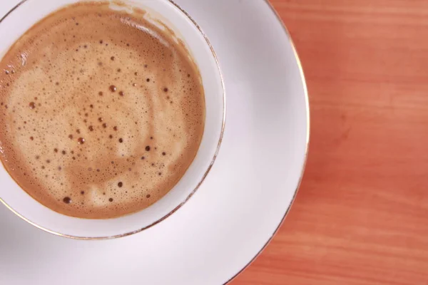 新鮮な焙煎コーヒー豆から作られるコーヒーのカップ — ストック写真