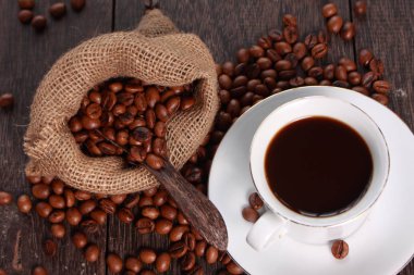 Taze kavrulmuş kahve çekirdeği.