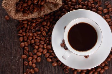 Taze kavrulmuş kahve çekirdeği.