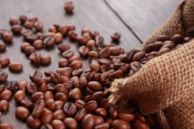 Taze kavrulmuş kahve çekirdeği.