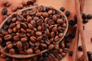 Taze kavrulmuş kahve çekirdeği.