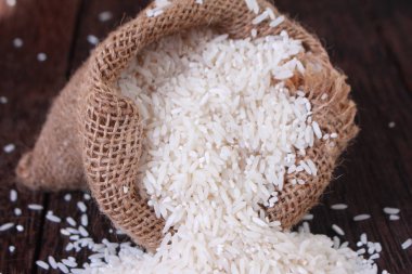 Beyaz pirinç tahıl tahıl pişmemiş