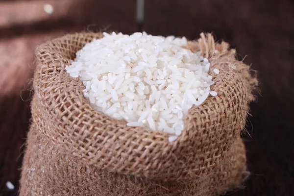 Grano de cereales de arroz blanco sin cocer —  Fotos de Stock