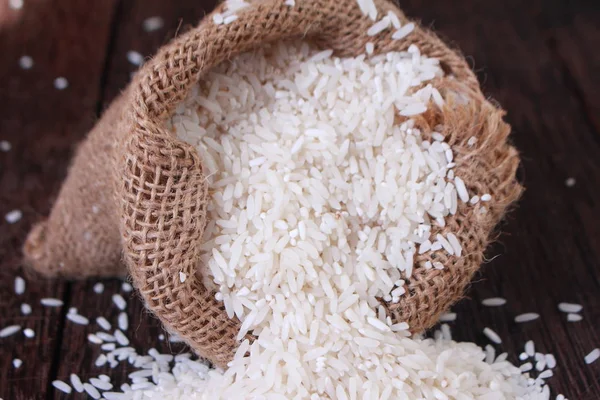 Beyaz pirinç tahıl tahıl pişmemiş