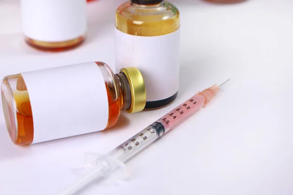 Medische injectiespuit met flesjes — Stockfoto