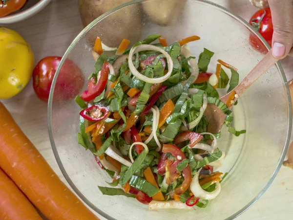 Fotografia de comida. Salada de legumes mistos frescos — Fotografia de Stock