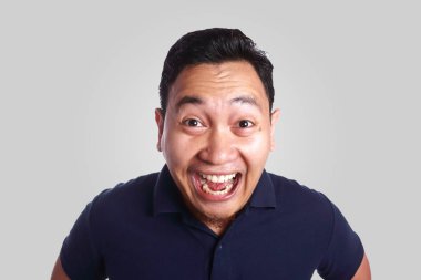 Gülen komik Asya adam