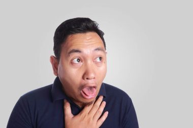 Dilini çıkarmış Chocked Asyalı adam