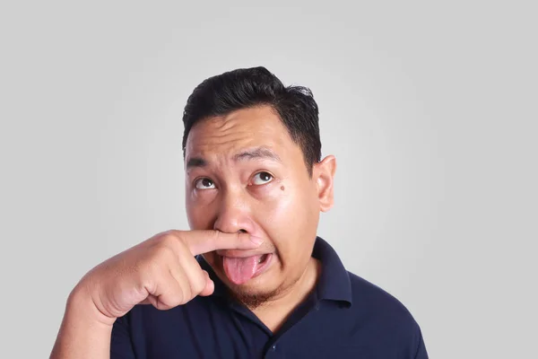 Asiatiska Man stänga sin näsa sjuk av dålig lukt — Stockfoto
