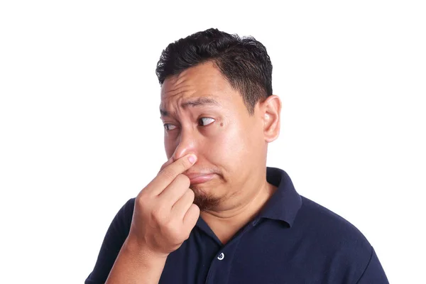Азиатский человек закрывает нос от неприятного запаха — стоковое фото