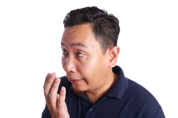 亚洲人检查自己的嘴气味 — 图库照片