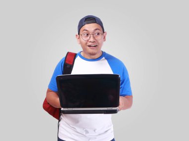 Dizüstü bilgisayar ile komik genç öğrenci