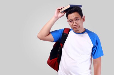 Hayal kırıklığına uğramış genç Asyalı erkek öğrenci 