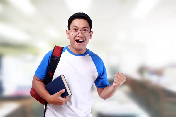Feliz sonriente joven masculino asiático estudiante — Foto de Stock