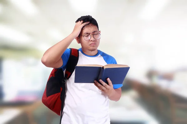 시험 보고서를 읽을 때를 걱정 하는 젊은 남성 학생 — 스톡 사진