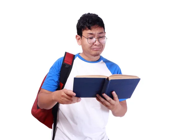 Joven estudiante masculino preocupado al leer el informe del examen — Foto de Stock