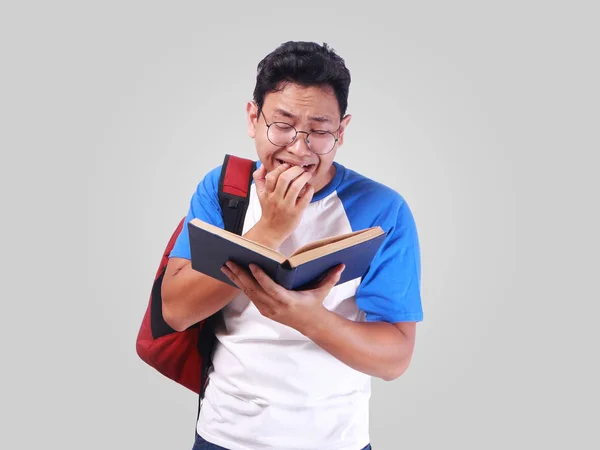 Joven estudiante masculino preocupado al leer el informe del examen — Foto de Stock