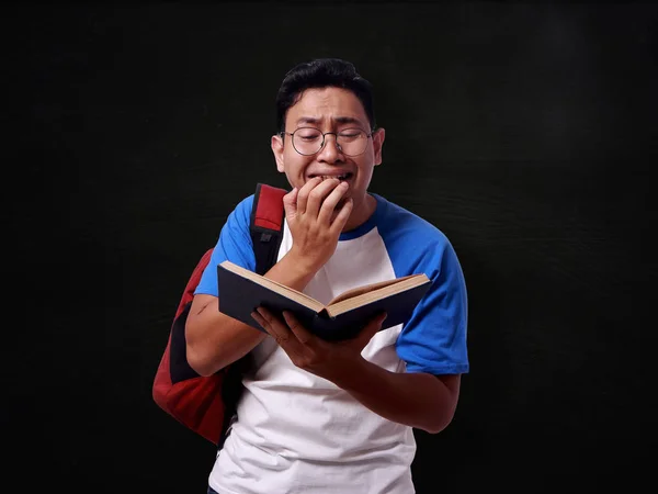 Genç erkek öğrenci sınav rapor okurken endişeli — Stok fotoğraf
