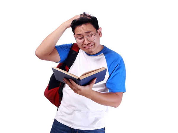 시험 보고서를 읽을 때를 걱정 하는 젊은 남성 학생 — 스톡 사진