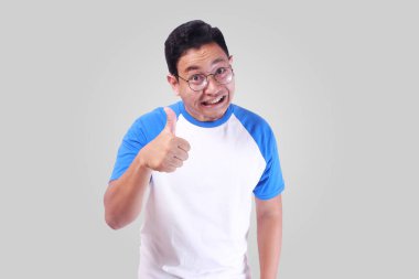 Genç adam yukarı hareket Ok işareti gösterilen