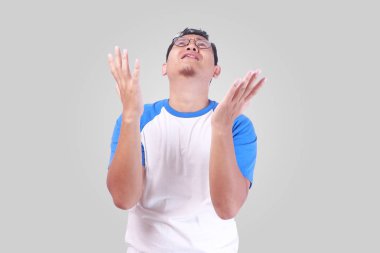 Komik Asya adam ağlıyor