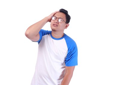 Komik Asya adam izole üzerinde beyaz ağlıyor