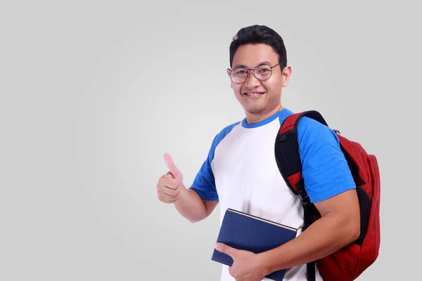 Estudiante joven mostrando el gesto hacia arriba signo OK — Foto de Stock