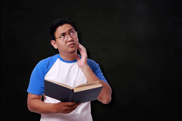 Joven leyendo libro — Foto de Stock