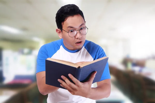 युवा आदमी किताब पढ़ रहा है — स्टॉक फ़ोटो, इमेज