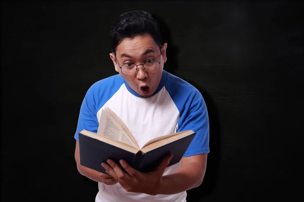 Joven leyendo libro — Foto de Stock