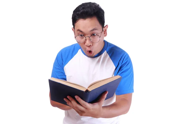 Joven leyendo libro — Foto de Stock