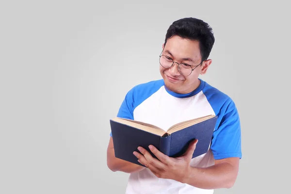 Joven leyendo libro — Foto de Stock