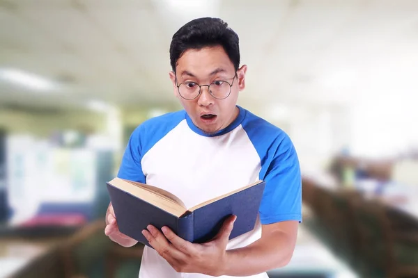 Joven leyendo libro — Foto de Stock