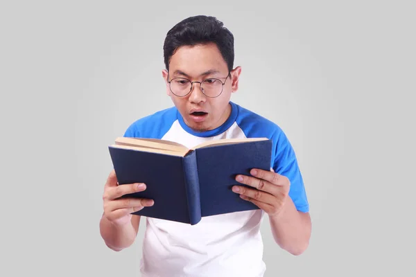 Young Man Reading Book — Stock Photo, Image