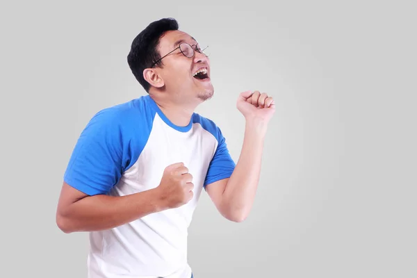 Boldog vicces ázsiai férfi tánc tele az öröm — Stock Fotó