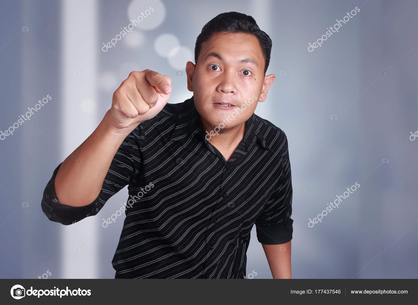 非常に怒って 威圧的な冷笑的な若い男に見える ストック写真 C Airdone 非常に怒って 威圧的な冷笑的な若い男に見える ストック写真 C Airdone