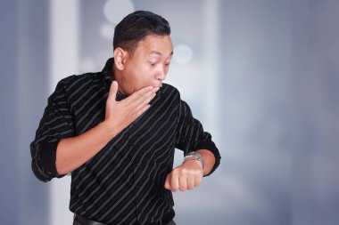 Geç kaldığım için korkuyor genç işadamı endişeli