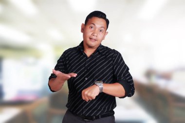 Zaman gösterilen saati işaret ederken kızgın Yöneticisi işadamı 