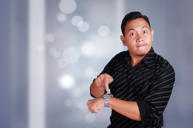 Zaman gösterilen saati işaret ederken kızgın Yöneticisi işadamı 