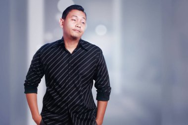 Hayal kırıklığına uğramış genç adam üzgün