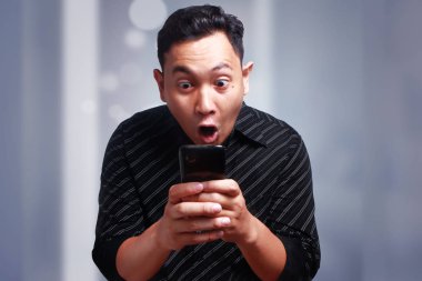 Genç adam mesaj okuma onun telefon, sohbet mutlu şaşırttı