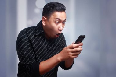 Genç adam mesaj okuma onun telefon, sohbet mutlu şaşırttı