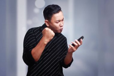 Genç adam mesaj okuma onun telefon, sohbet mutlu şaşırttı