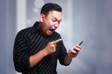 Kötü haber alma telefon, şok ve öfkeli genç adam